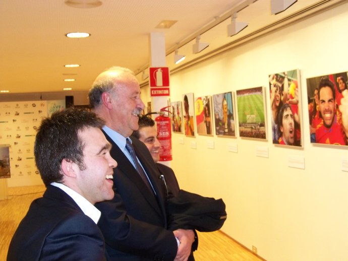 Vicente del Bosque visita la exposición 'We have a dream' junto a sus promotores