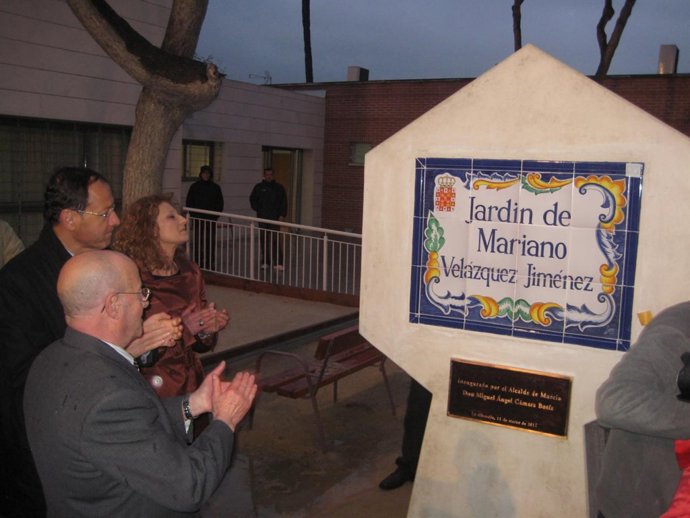 El alcalde Cámara destapa la placa del jardían dedicado a Mariano Velázquez
