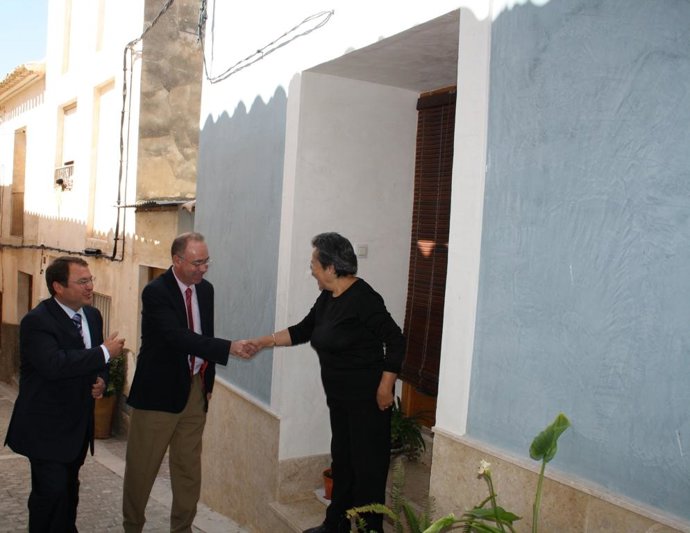 El director general de Territorio y Vivienda (d), Antonio Navarro, y el alcalde 