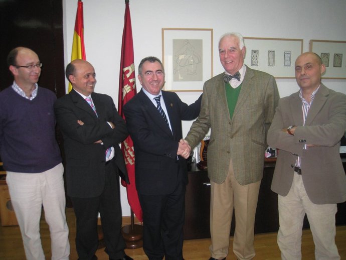 El consejero Manuel Campos, con el equipo directivo del Centro de Estudios e Inv