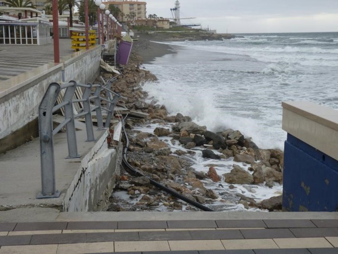 Efectos del temporal en la playa de Ferrara, en Torrox (Málaga)