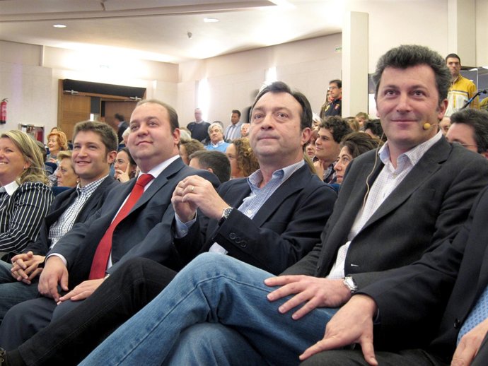 El vicealcalde de Madrid, Manuel Cobo, junto al líder del PP en Navarra, Santiag