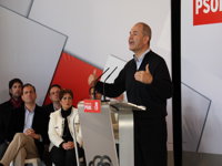 Chaves dice que no se va a "dejar doblegar" por el PP, que "no asume" sus derrotas