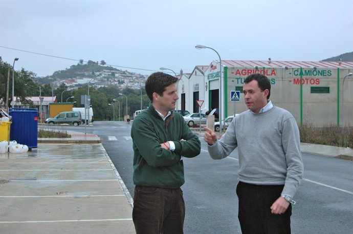 El candidato del PP en Cortegana, José Enrique Borrallo, y el portavoz provincia