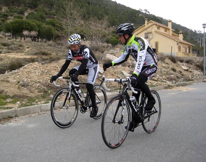 Carlos Sastre entrega su bicicleta del Tour 2010
