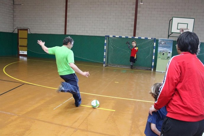 Carlos Aymerich tira un penalti simbólico a Feijóo