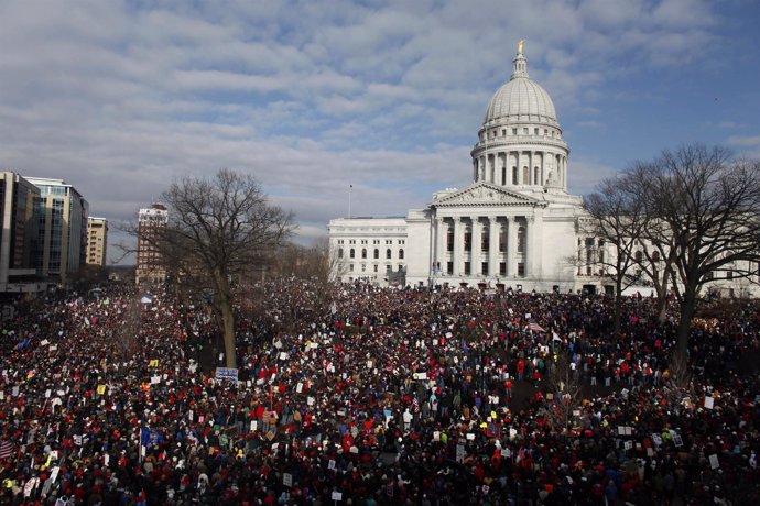 Protestas en el Capitolio del estado de Wisconsin para protestar contra la ley q