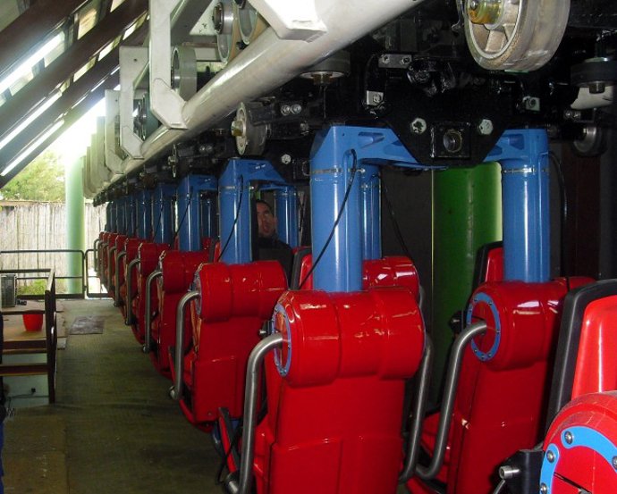 Obras de renovación de la atracción 'Jaguar' del parque temático de Sevilla, Isl