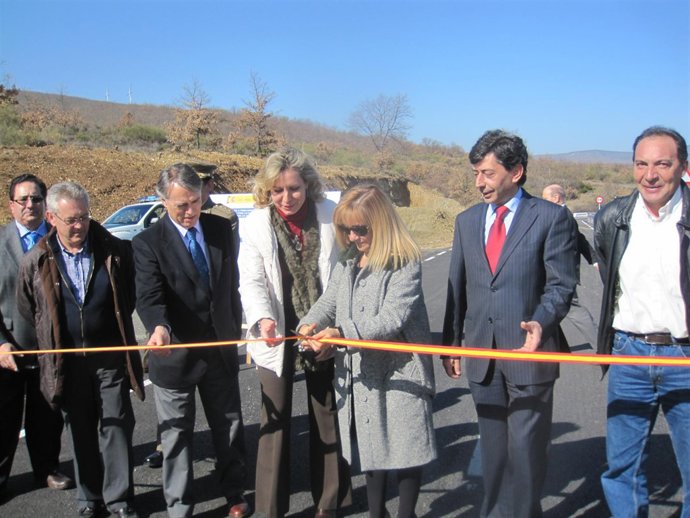 Mónica Melle,  Isabel Carrasco y Francisco Álvarez, durante la inauguración.