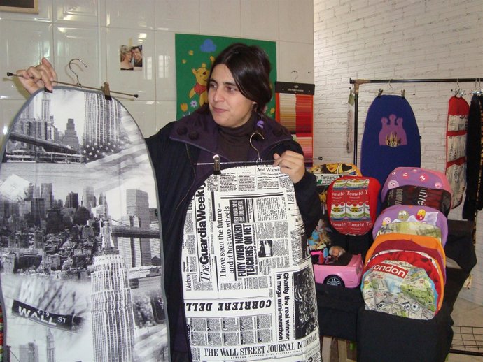 La joven Alba Alcántara muestra sus fundas para vehículos.