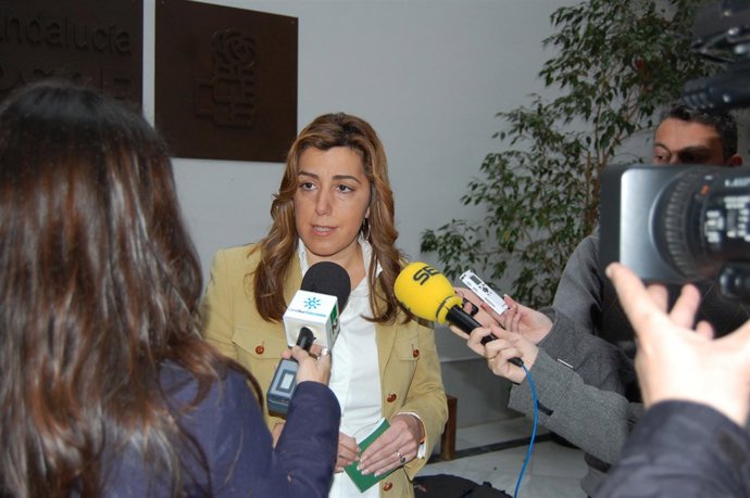 Susana Díaz atendiendo a los periodistas