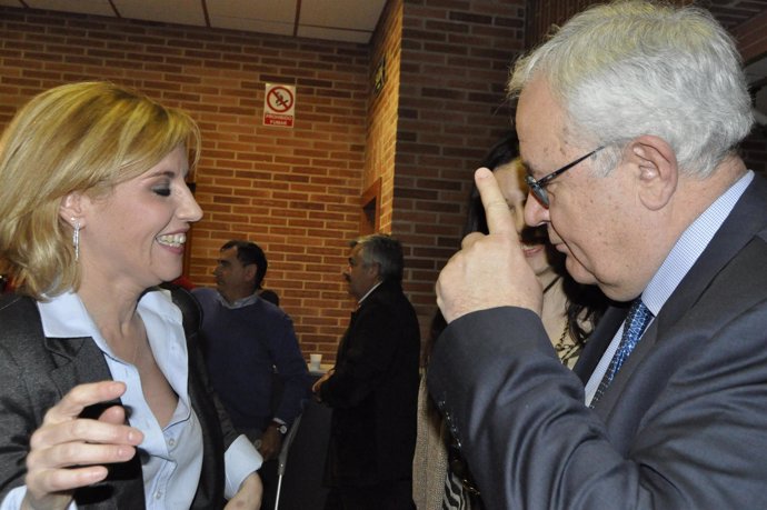 El presidente del PAR, José Ángel Biel, departe con la nueva militante Rosa Sant