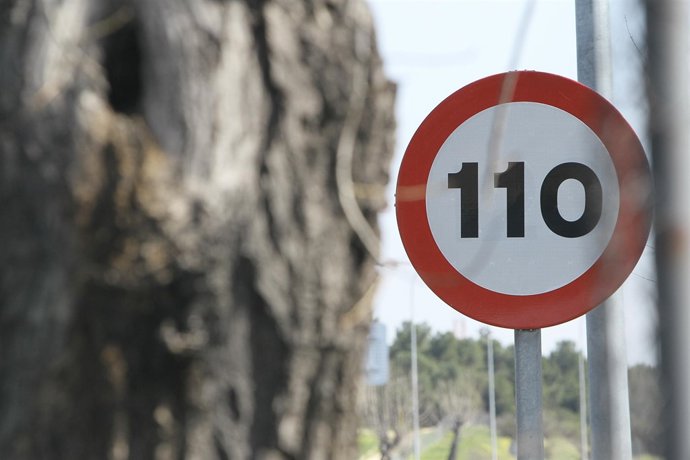 Señales de velocidad de tráfico a 110km/h