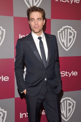 Actor Robert Pattinson arrives at the 2011 InStyle And Warner Bros. 68th Annual 