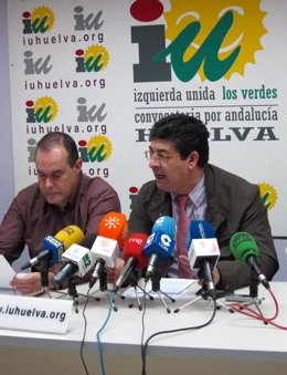 El coordinador general de IULV-CA, Diego Valderas, junto al candidato de IU a la