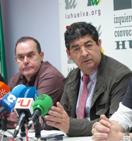 El coordinador general de IULV-CA, Diego Valderas, en una rueda de prensa. 