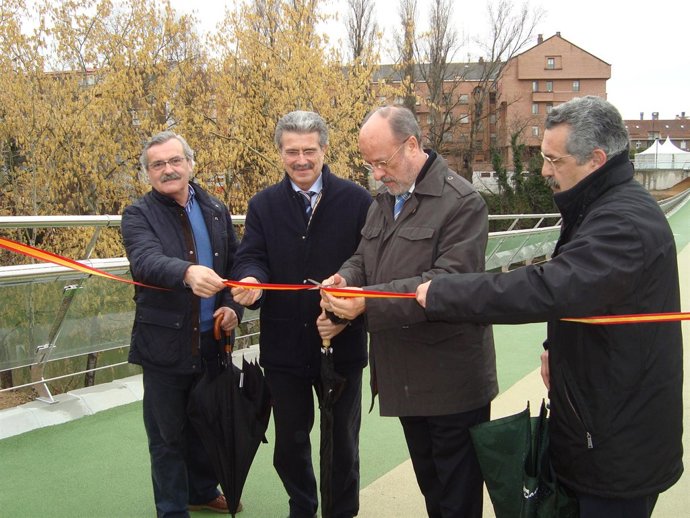 El alcalde corta la cinta inaugural de la pasarela.