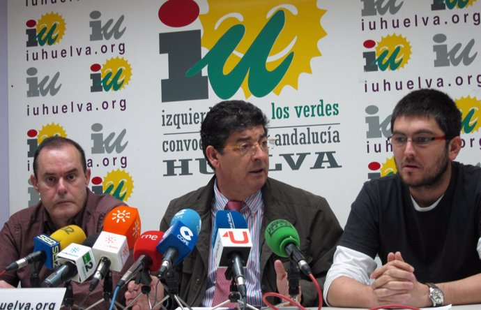 El coordinador general de IU, Diego Valderas, durante una rueda de prensa en Hue
