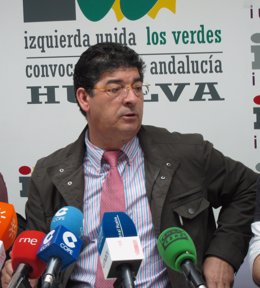 El coordinador general de IULV-CA, Diego Valderas, ante los medios. 