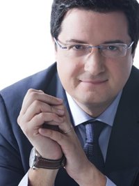 López advierte de que las "absurdas amenazas" del PP sobre los cargos no le "callarán" en su defensa de un debate