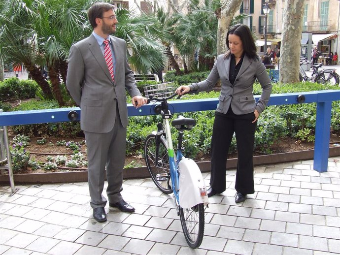 José Hila con  una de las bicicletas públicas de Palma