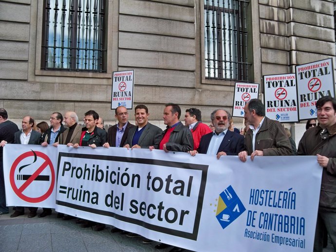 Concentración de hosteleros junto a la Delegación del Gobierno en Cantabria