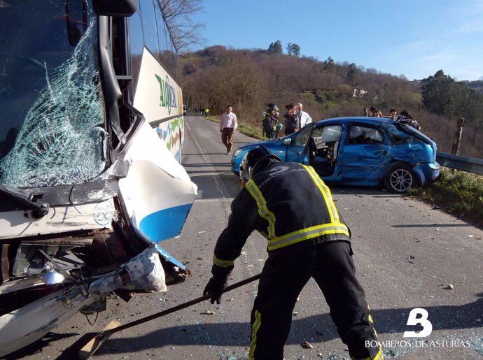 Accidente entre un turismo y un autobús en Siero