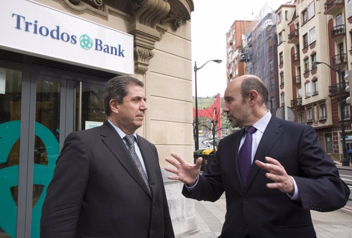 Eskuinean, Esteban Barroso Triodos Bank-eko zuzendari nagusia, eta alboan Joan A