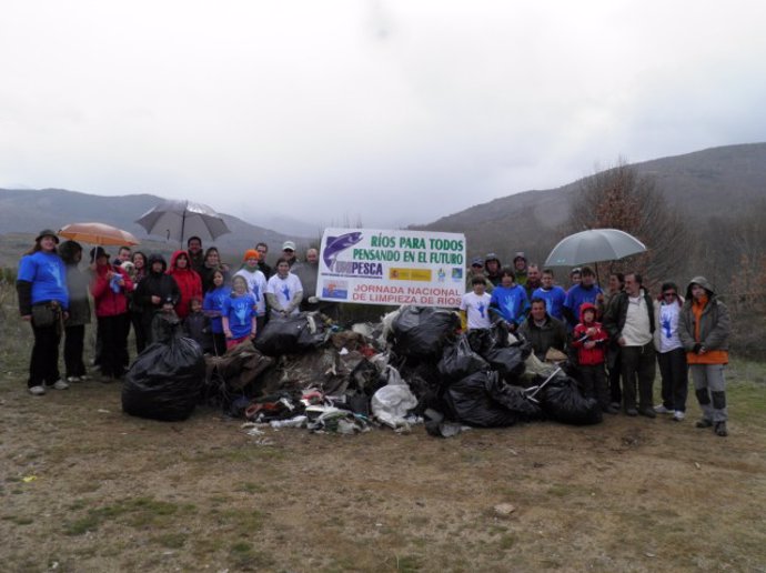 Voluntarios junto a los montones de basura hallados en Ávila