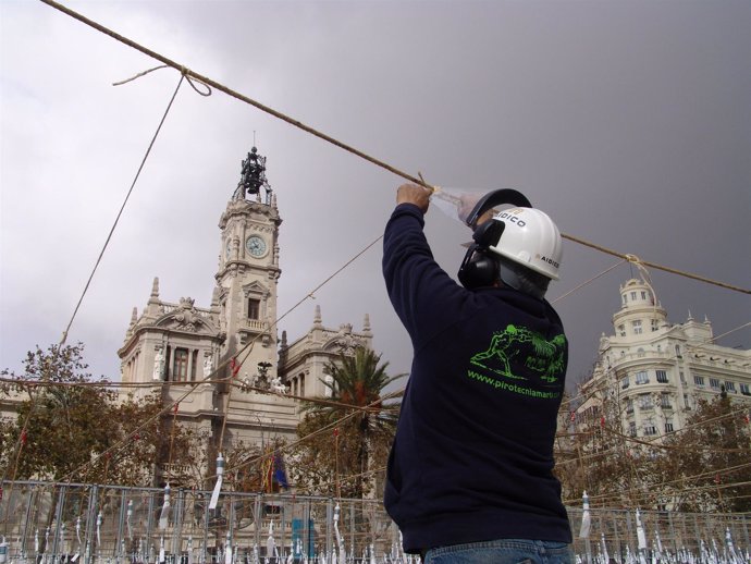 Un pirotécnico prepara una mascletà frente al Ayuntamiento de Valencia