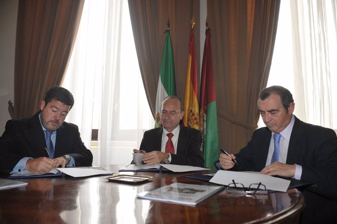 El alcalde Málaga, Francisco de la Torre, firma el convenio con la Fundación Sev