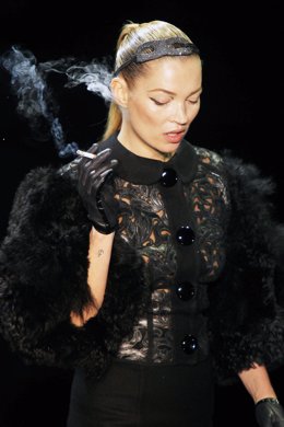 La modelo Kate Moss fumando el la Semana de la Moda de París