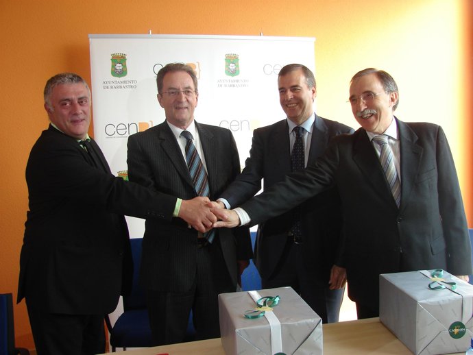 Autoridades que han firmado el acuerdo internacional