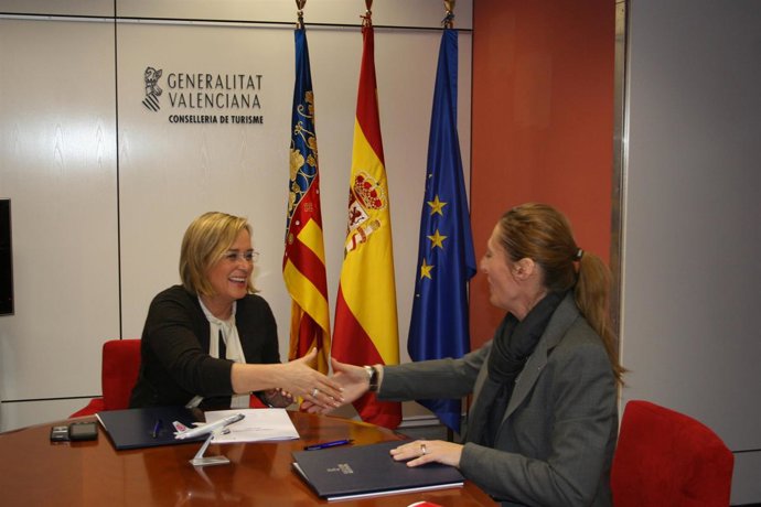 Juste saluda a la representante de Fly Niki tras firmar el acuerdo.