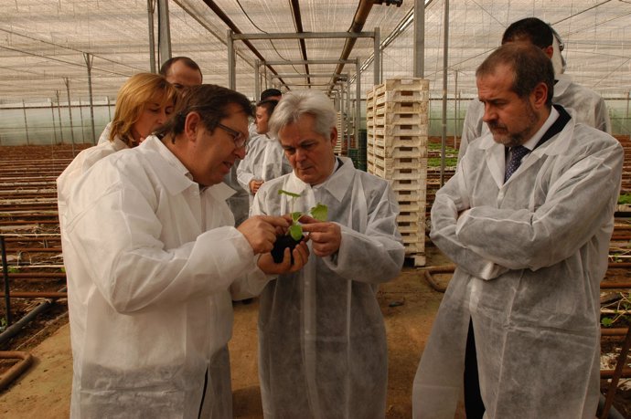 El presidente de CajaGranada, Antonio Jara, visitan Bio Sol Portocarrero.