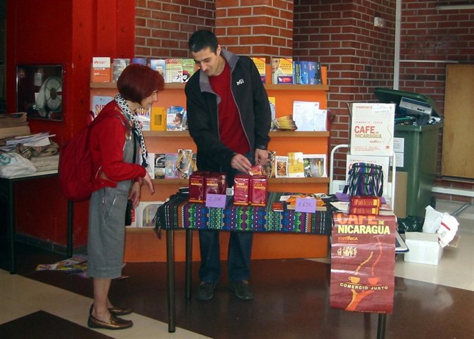 Venta de café solidario en la UC. 
