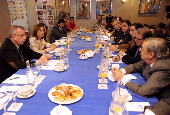 La candidata socialista a la Alcaldía de Málaga, María Gámez,  en una reunión co