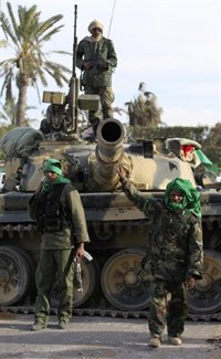 Los tanques de las fuerzas de Gadafi alcanzan el centro de la ciudad de Zuwara