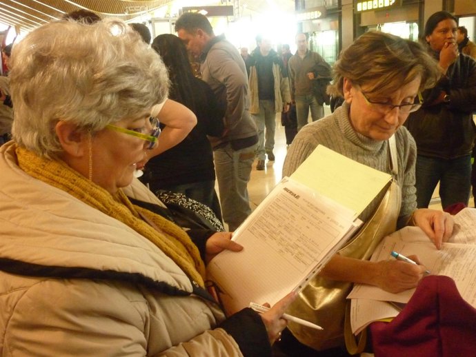 Viajeros interponen reclamaciones en Barajas