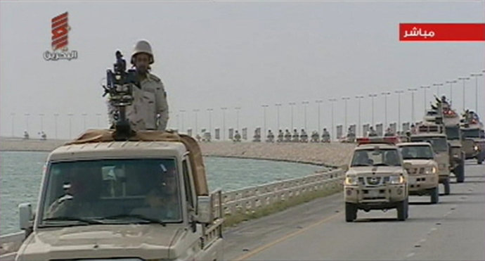 Vehículos saudíes entrando en Bahréin