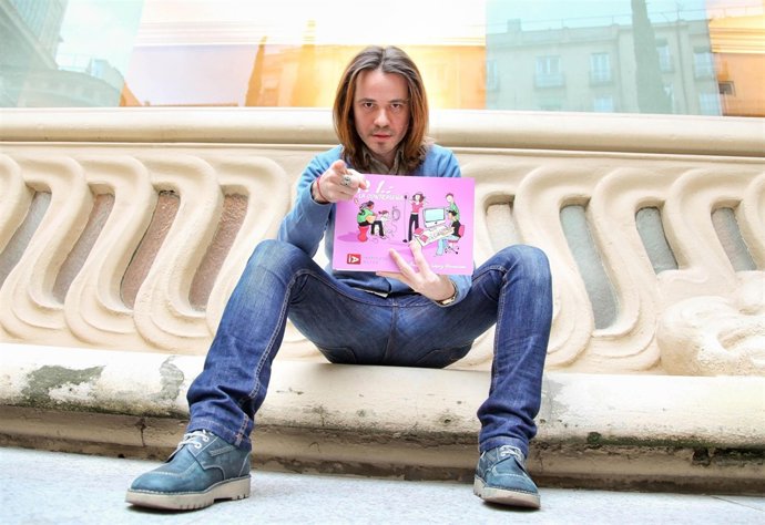 El autor con su libro