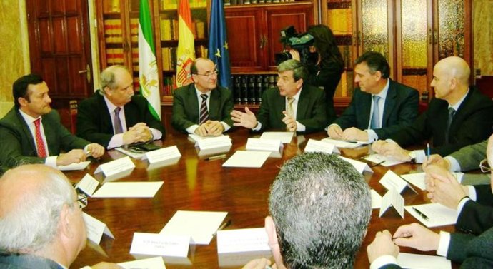 El delegado del Gobierno, Luis García Garrido, en una reunión con empresarios so