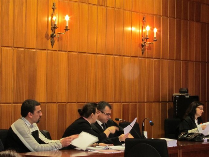 El acusado junto a su abogada en el juicio