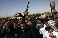 Las fuerzas de Gadafi bombardean una posición rebelde y un arsenal