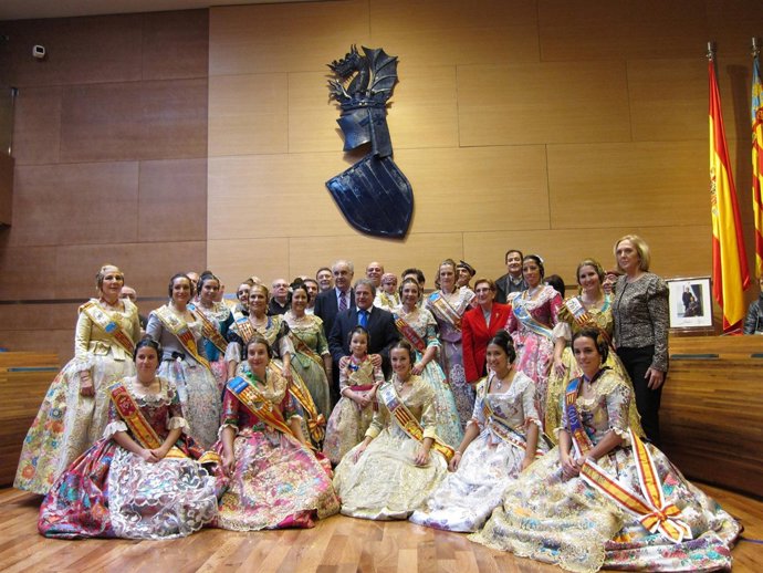 Blasco y Rus con las falleras de los programas Volver y el Avión Fallero
