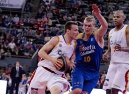 Freire sostiene el balón frente a un jugador del Estudiantes