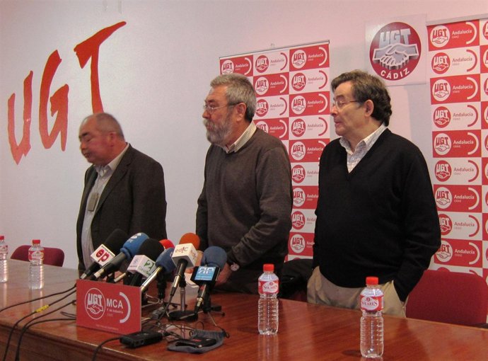 El secretario de UGT, Cándido Méndez, en el centro, en la rueda de prensa hoy en