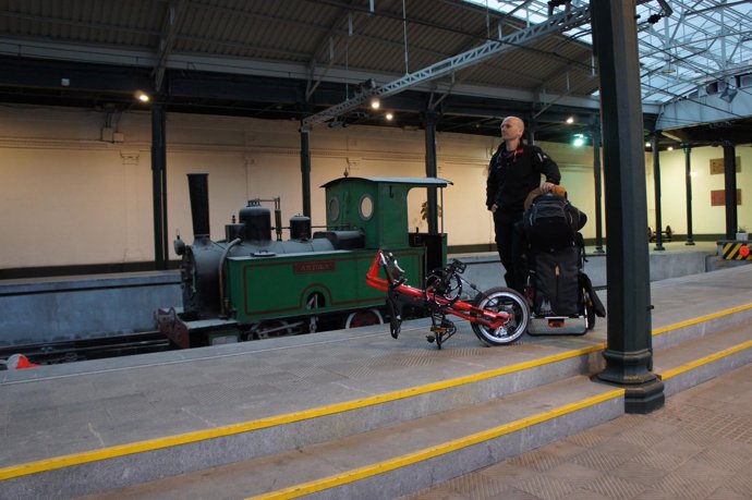 LA VUELTA A ESPAÑA EN BICI PLEGABLE LLEGA A M??RIDA