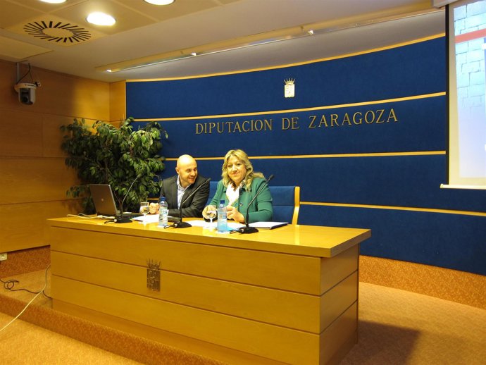 La diputada de Turismo de la DPZ, María José Navarro, y el gerente del Patronato