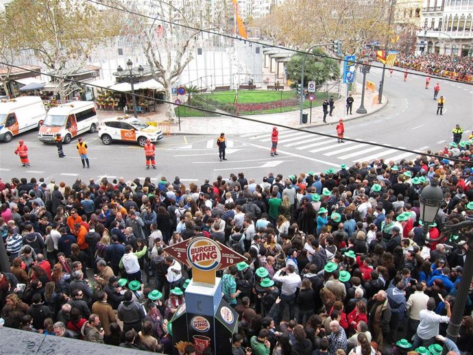 Momentos previos al disparo de la 'mascletà'